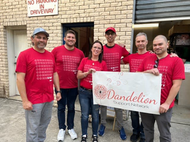 Eine Fotografie von Ping-Mitarbeitern, die Freiwilligenarbeit mit dem Dandelion Support Network in Sydney, Australien, leisten.